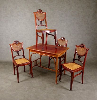 Suite de quatre Chaises et sa Table de Milieu.
Caned...