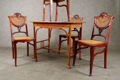 Suite de quatre Chaises et sa Table de Milieu.
Caned...