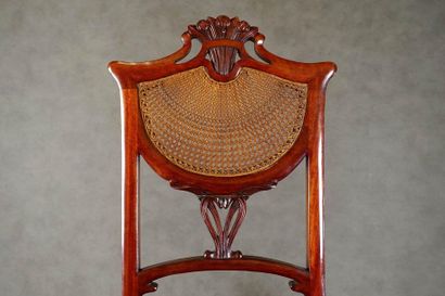 Suite de quatre Chaises et sa Table de Milieu.
Caned...
