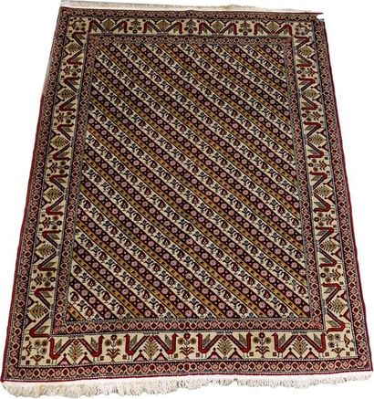 Carpette Azerbaïdjan.
Linear decoration with...