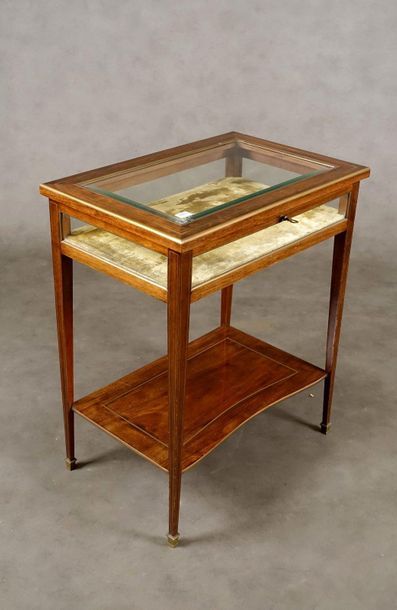 Table-Bijoutière.
Summoned by an entirely...