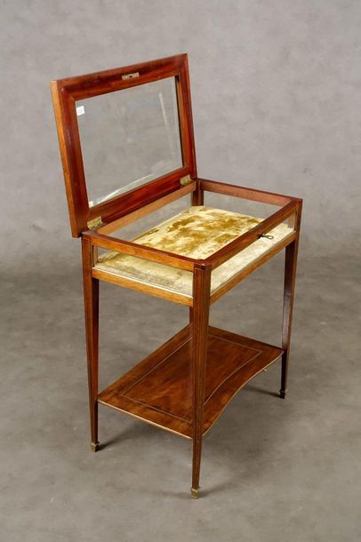 Table-Bijoutière.
Summoned by an entirely...