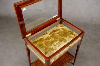 Table-Bijoutière.
Summoned by an entirely...