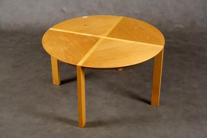 Table de Salon.
Circular in shape and decorated...