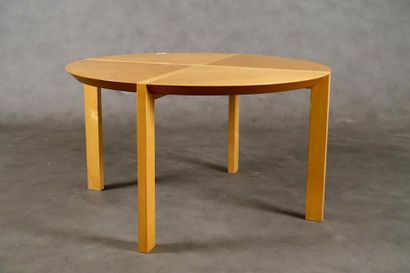 Table de Salon.
Circular in shape and decorated...