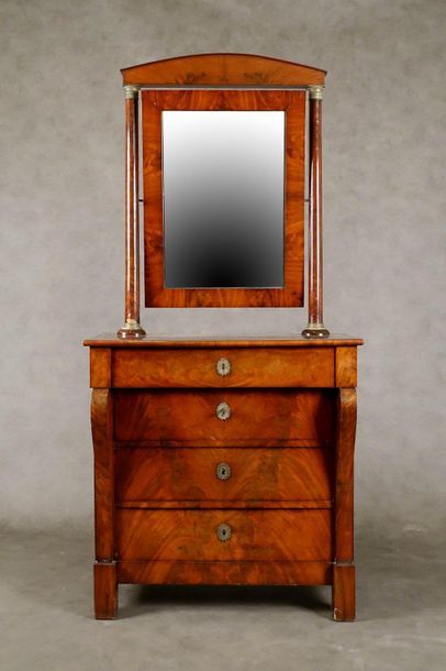 Commode-Coiffeuse.
Summoned by a pivoting...