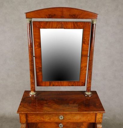 Commode-Coiffeuse.
Summoned by a pivoting...
