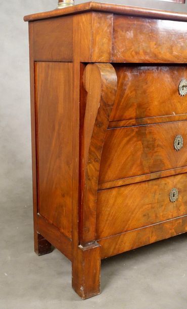 Commode-Coiffeuse.
Summoned by a pivoting...