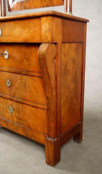 Commode-Coiffeuse.
Summoned by a pivoting...