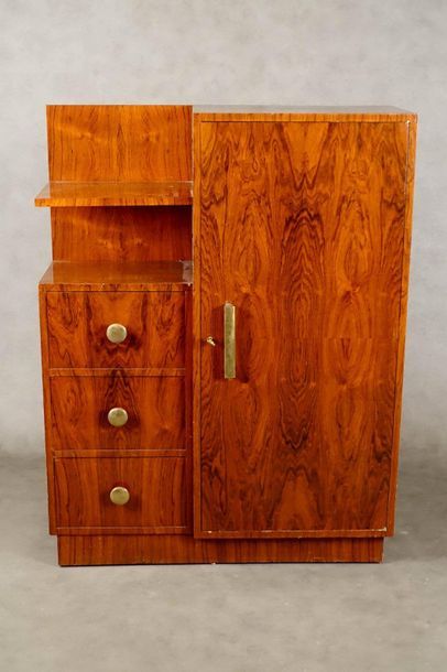 Armoire de Style Art Déco.
It has a door...