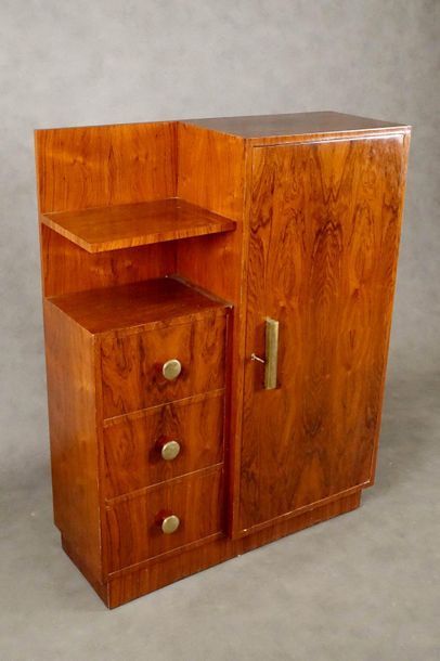 Armoire de Style Art Déco.
It has a door...
