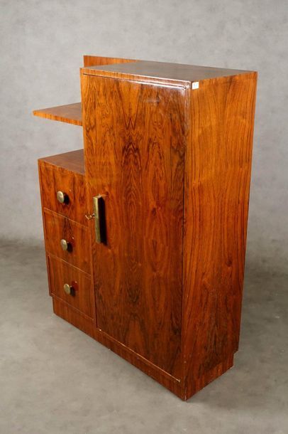 Armoire de Style Art Déco.
It has a door...