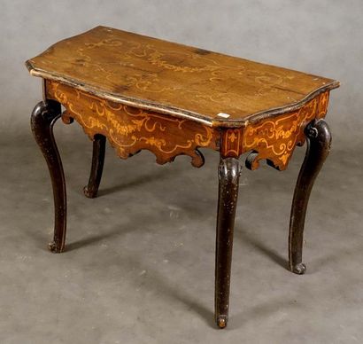 Console.
The belt, strongly curved, frees...