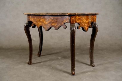 Console.
The belt, strongly curved, frees...