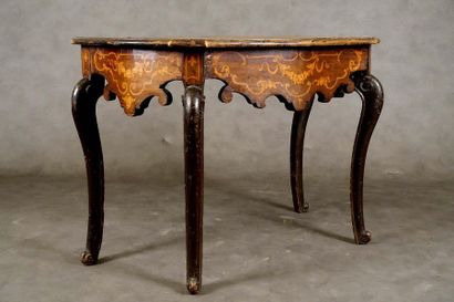 Console.
The belt, strongly curved, frees...