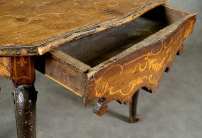 Console.
The belt, strongly curved, frees...