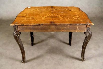 Console.
The belt, strongly curved, frees...