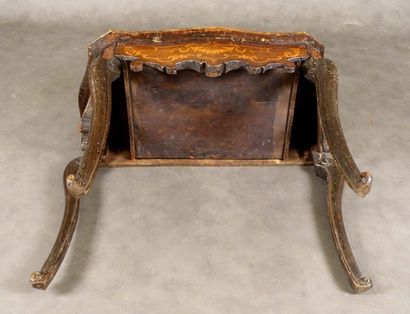 Console.
The belt, strongly curved, frees...