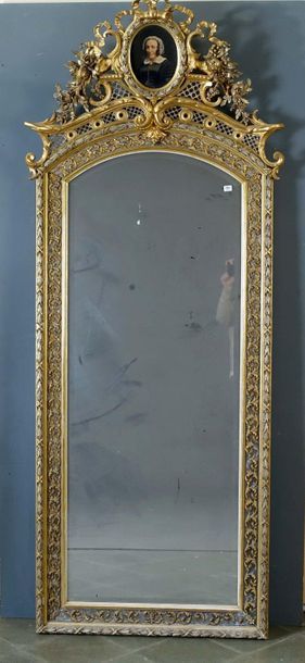 Miroir de Cheminée Louis XIV.
The pediment...