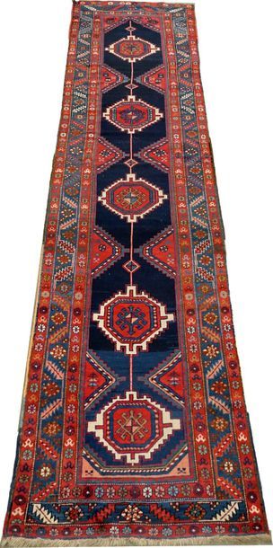 Tapis-Galerie Azerbaïdjan.
With five medallions...