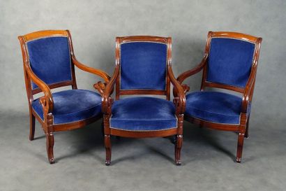 Suite de trois Fauteuils de Style Restauration.
Slightly...
