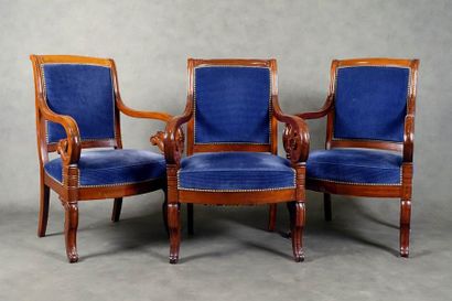 Suite de trois Fauteuils de Style Restauration.
Slightly...