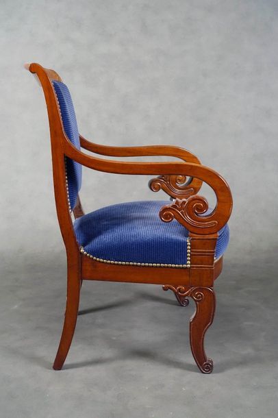 Suite de trois Fauteuils de Style Restauration.
Slightly...