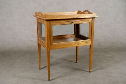 Table-Desserte.
Summoned from a mobile cabaret....