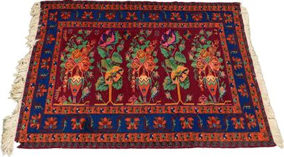 Soumak-Dagestan.
Has three vases decorated...