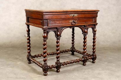 Table d’Appoint de Style Louis XIII.
Moulded...
