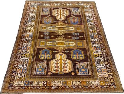 Tapis-Caucase.
The dark background has medallions...
