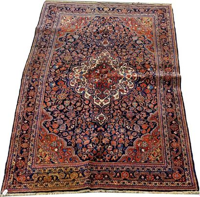 Carpette Kashan.
White polylobed medallion...