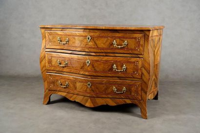 Commode de Style Louis XV.
The curved front...