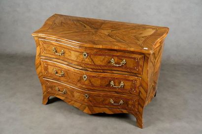 Commode de Style Louis XV.
The curved front...