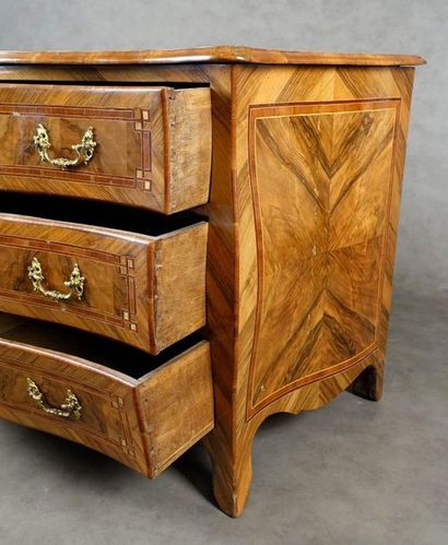 Commode de Style Louis XV.
The curved front...