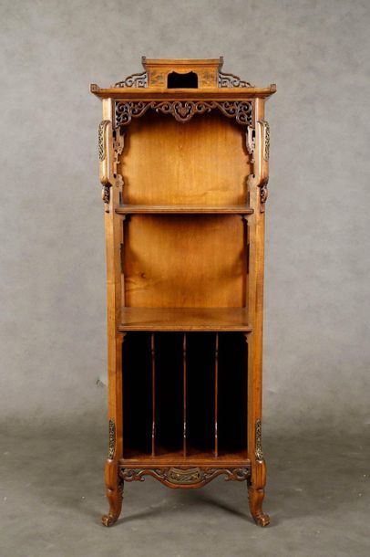 Etagère à musique.
Summoned by a small openwork...