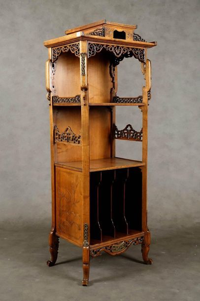 Etagère à musique.
Summoned by a small openwork...