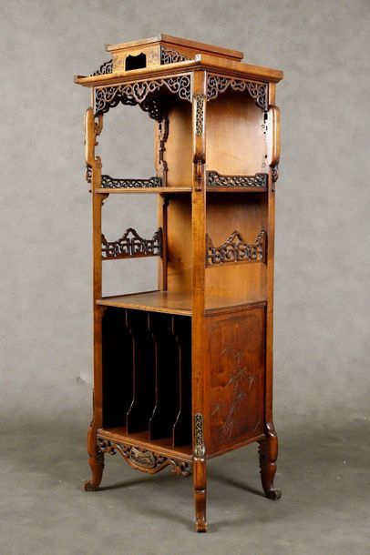 Etagère à musique.
Summoned by a small openwork...
