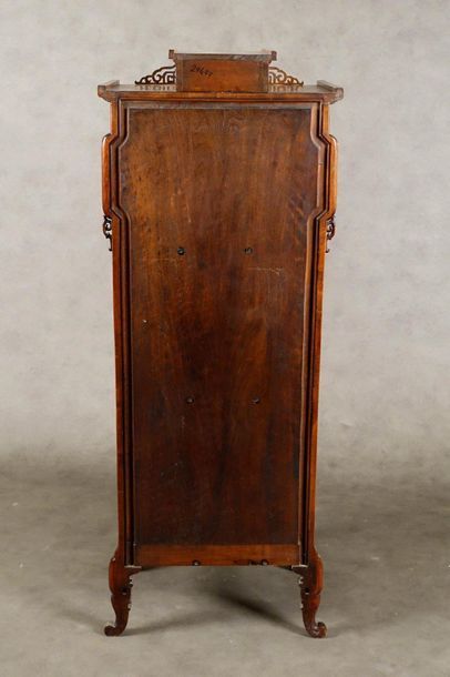 Etagère à musique.
Summoned by a small openwork...