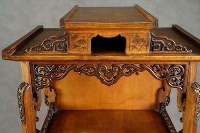 Etagère à musique.
Summoned by a small openwork...