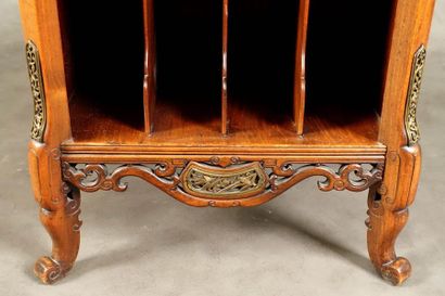 Etagère à musique.
Summoned by a small openwork...