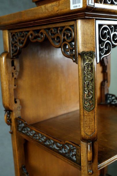 Etagère à musique.
Summoned by a small openwork...