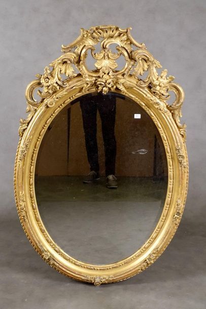 Miroir de style Louis XV.
A large pediment...