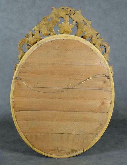 Miroir de style Louis XV.
A large pediment...