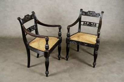Paire de Fauteuils.
Backrests with openworked...
