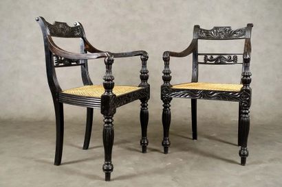 Paire de Fauteuils.
Backrests with openworked...