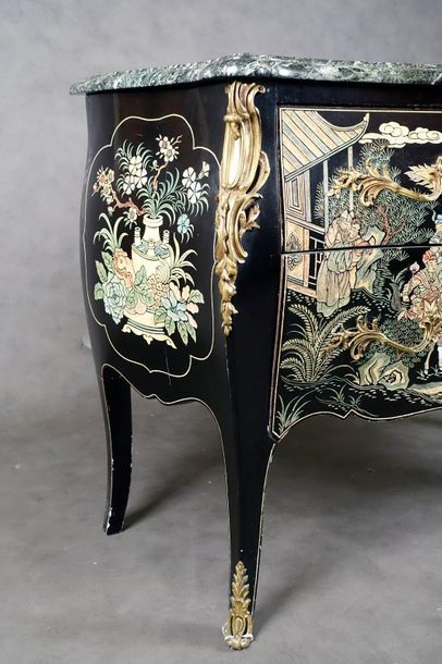 Commode de Style Louis XV.
Summoned from...