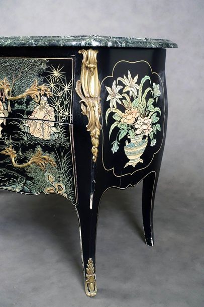 Commode de Style Louis XV.
Summoned from...
