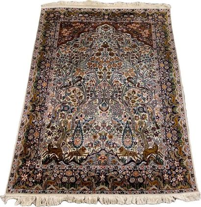 Carpette Kashmir.
A decoration of flowered...