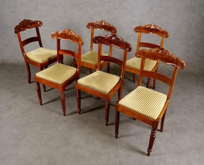 Suite de six chaises. 
Dossiers à bandeaux...